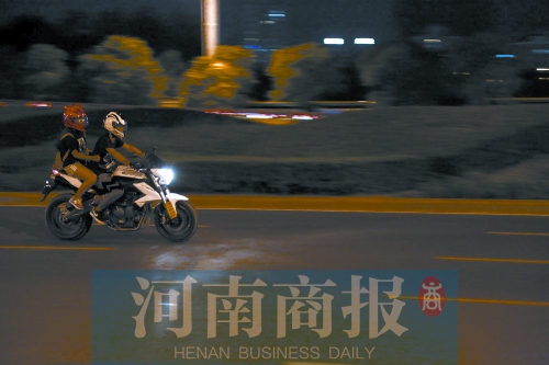 深夜，鄭東新區(qū)，不少人騎著摩托車呼嘯而過