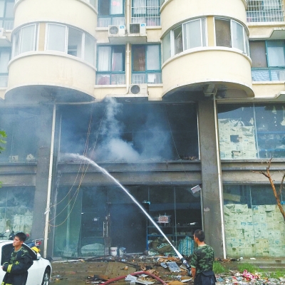 鄭州一小區(qū)疑因私拉充電線引火災(zāi) 40余輛電動(dòng)車(chē)被燒毀 鄭州一小區(qū)疑因私拉充電線引火災(zāi) 40余輛電動(dòng)車(chē)被燒毀