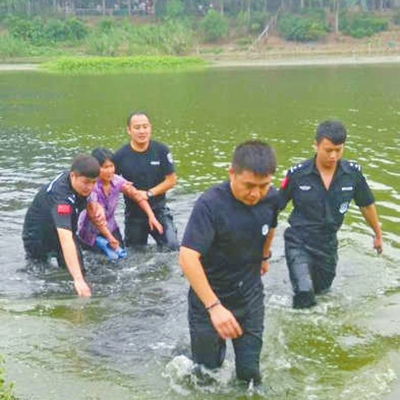 看到女子一直不配合救援，崔亞就在河中給該女子做起思想工作