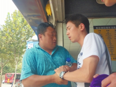 記者正查看照片，突遭藍(lán)衣男強(qiáng)搶手機(jī)。