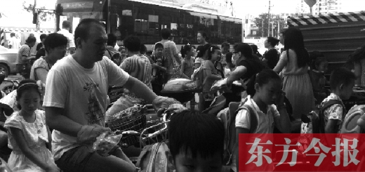 9月4日下午，文化路一小附近，大批陪讀家長接孩子。