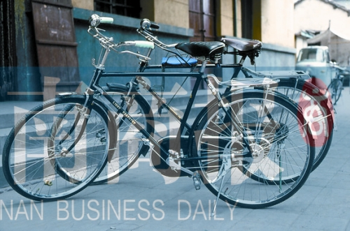 自行車是那時(shí)最時(shí)髦的交通工具，路邊清一色是“飛鴿牌”