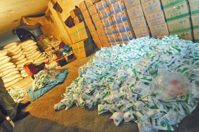 大袋的飼料添加劑氯化鈉經(jīng)過(guò)仿冒加工，就變成了小袋的食用碘鹽。