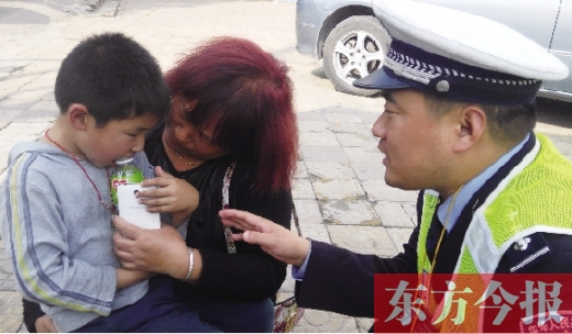 昨日，5歲的男孩獲救后，向民警講述被拐經(jīng)過(guò)。