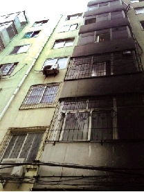 鄭州小區(qū)業(yè)主私拉充電線引火災(zāi) 毀4輛電動(dòng)車熏黑7層樓 鄭州小區(qū)業(yè)主私拉充電線引火災(zāi) 毀4輛電動(dòng)車熏黑7層樓