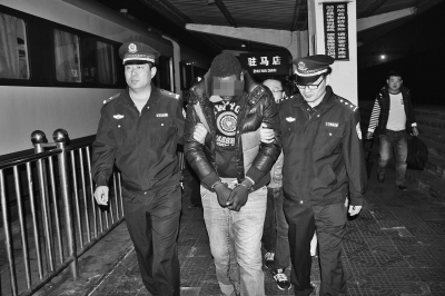 跨國(guó)電信詐騙案中負(fù)責(zé)在中國(guó)“取錢(qián)”的外籍騙子在沈陽(yáng)落網(wǎng)后被押解回駐馬店 跨國(guó)電信詐騙案中負(fù)責(zé)在中國(guó)“取錢(qián)”的外籍騙子在沈陽(yáng)落網(wǎng)后被押解回駐馬店