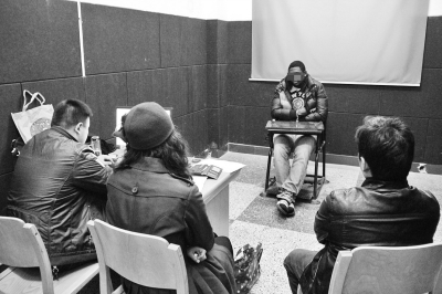 警方通過(guò)翻譯依法訊問(wèn)嫌疑人 警方通過(guò)翻譯依法訊問(wèn)嫌疑人