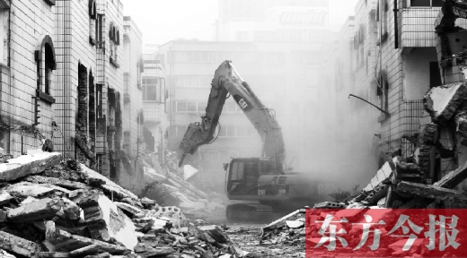 昨日，鄭州市棗莊社區(qū)拆遷現(xiàn)場，揚塵漫天，附近居民叫苦不迭