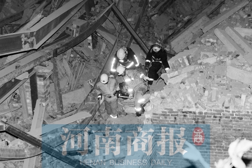 昨晚8點30分，消防員從廢墟中救出一名被埋者