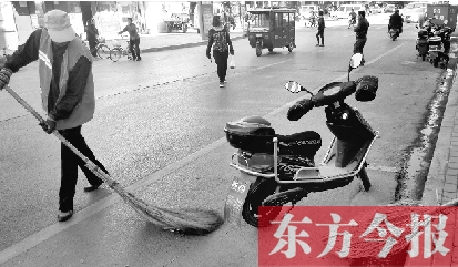 昨日，鄭州市中州大道上，穿梭于車流中上崗的環(huán)衛(wèi)工