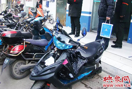 被撬的電動車。