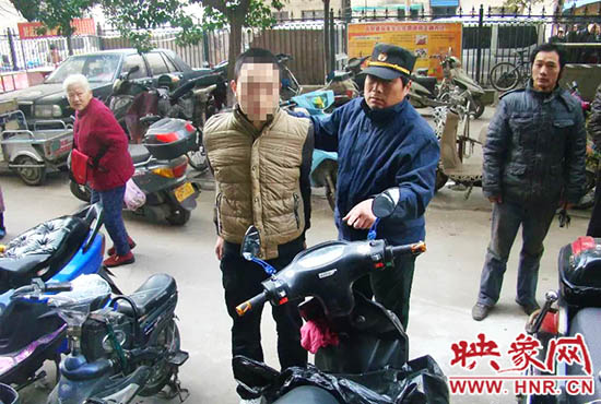 巡防隊員將盜賊控制。