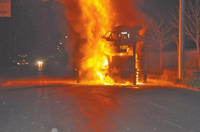 火勢異常兇猛,消防官兵都無法靠近。