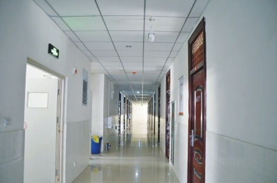 像這樣的攝像頭，宿舍樓里每層安裝了7個。