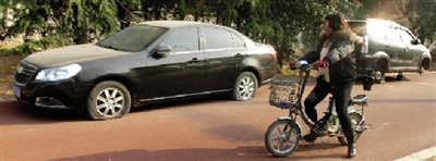 緊臨西三環(huán)一小區(qū)門(mén)口停的轎車(chē)，8輛車(chē)車(chē)胎被扎