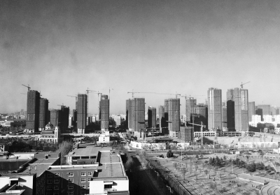 在鄭州市同一地點拍攝的照片，下為1月1日晴朗天氣，上為1月5日霧霾天氣。（拼接圖片）