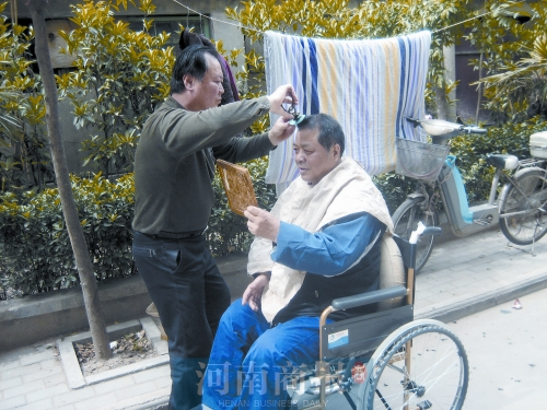 2011年8月18日，老鄰居給高新海剪發(fā)