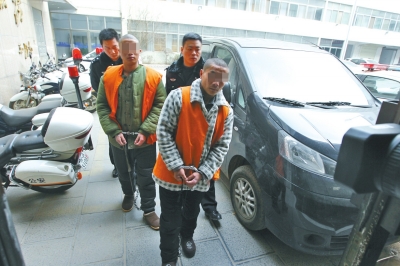 倆刑釋男子，冒充“富二代”，微信搜附近的人，專搶出入娛樂場所女性