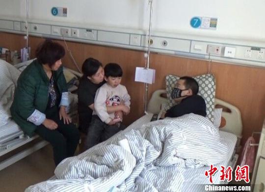 　一家4口在病房里團聚過年。