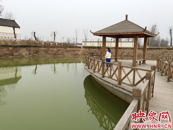 事發(fā)處就挨著亭子。