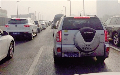 早高峰隴海高架橋從秦嶺路開(kāi)始，一直向東都已經(jīng)堵成停車(chē)場(chǎng)了。 直播369 圖