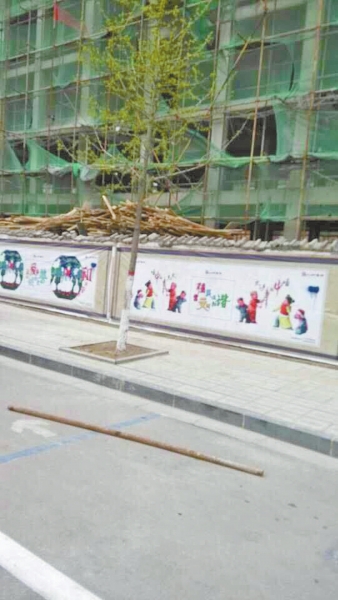 事發(fā)現(xiàn)場，奪命的鋼管還在地上。