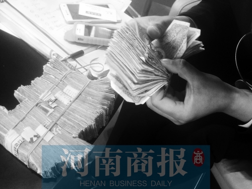 一名店員點了快一個小時，只點了一小部分零錢