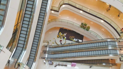 記者趕到現(xiàn)場(chǎng)時(shí)看到，墜樓女子面部朝下，上身穿粉紅色長(zhǎng)袖上衣，下身穿黑色長(zhǎng)褲，腳上沒有鞋。