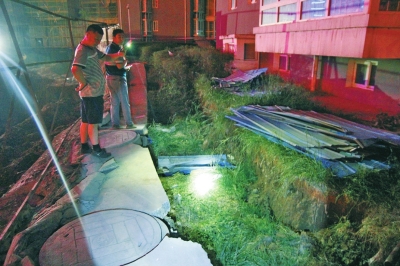 塌方、移位地點距離大樓主體近之又近