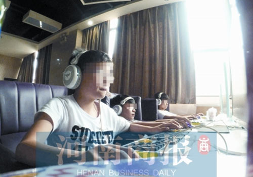 這家名為優(yōu)客體育競(jìng)技俱樂(lè)部的店內(nèi)，有許多未成年人在上網(wǎng)玩游戲