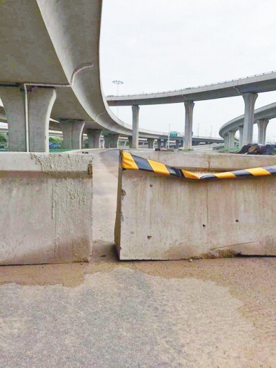  京廣快速路北延地面道路北三環(huán)入口處，一排石墩擋道，不讓入內(nèi)。