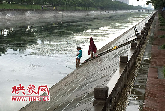 東風(fēng)渠邊的垂釣者 東風(fēng)渠邊的垂釣者