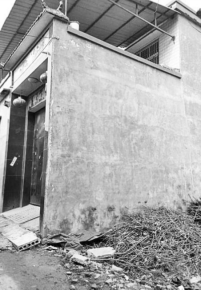 李曉陽跳下來的位置位于家里的二樓平臺(tái)上，距離地面五六米高。