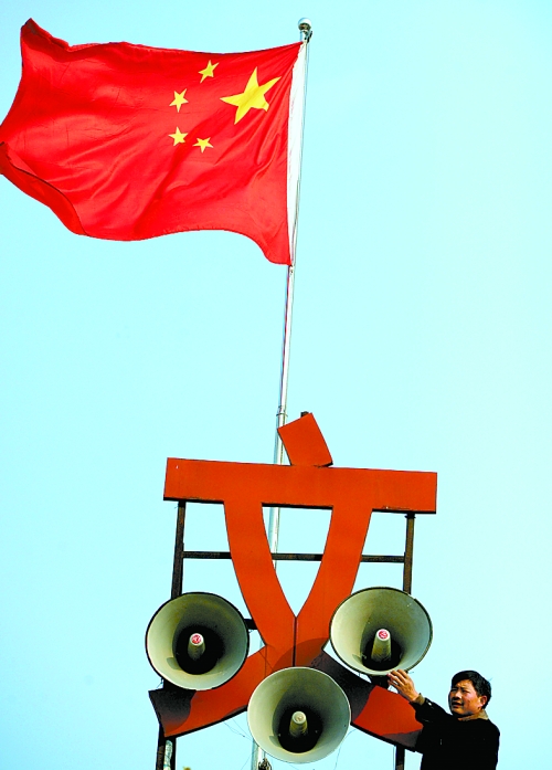 11月15日，新蔡縣磚店鎮(zhèn)黨員劉新峰在村口架起三個大喇叭，向群眾及時宣傳十八大精神。