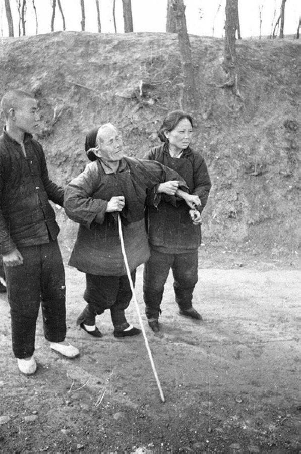 災(zāi)民，看到左側(cè)年輕人的白鞋，應(yīng)該是剛死去親人