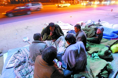 寒風(fēng)里，他們以打牌來打發(fā)枯燥的生活。