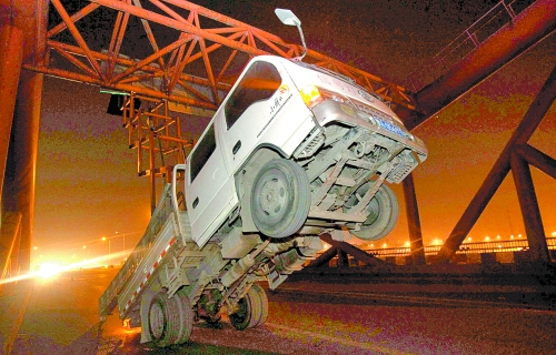 　車(chē)上升降機(jī)的工作臺(tái)被卡，車(chē)身前部高高翹起。