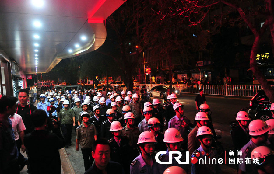 2012年12月26日晚，海南省三亞市，三亞市綜合行政執(zhí)法局河西大隊(duì)近百名城管上街執(zhí)法。