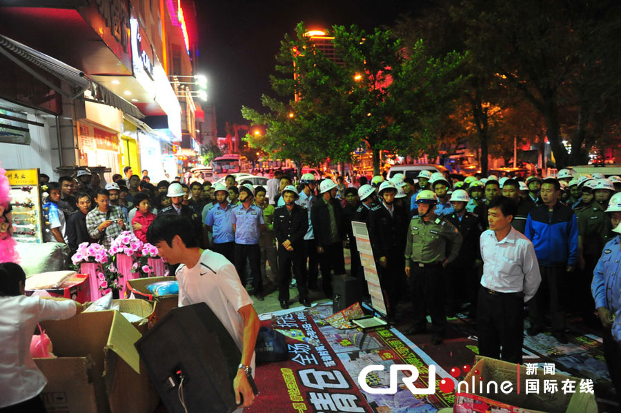 　2012年12月26日晚，海南省三亞市，三亞市綜合行政執(zhí)法局河西大隊(duì)近百名城管上街執(zhí)法。