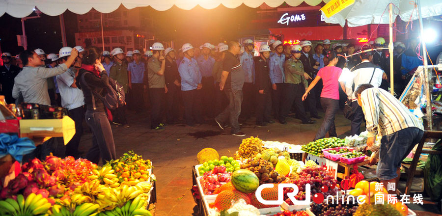 2012年12月26日晚，海南省三亞市，三亞市綜合行政執(zhí)法局河西大隊(duì)近百名城管上街執(zhí)法。