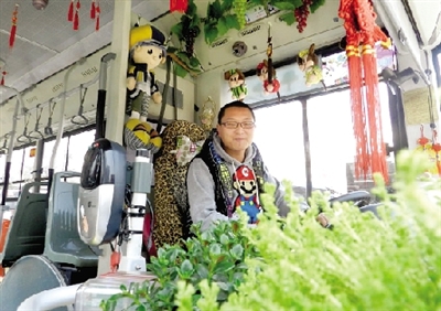 米奇、中國(guó)結(jié)、流氓兔、綠色植物、各種表情的小豬裝扮車廂