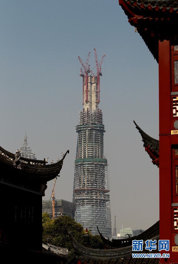 在上海豫園遠(yuǎn)眺在建的國(guó)內(nèi)第一高樓“上海中心”（4月11日攝）。