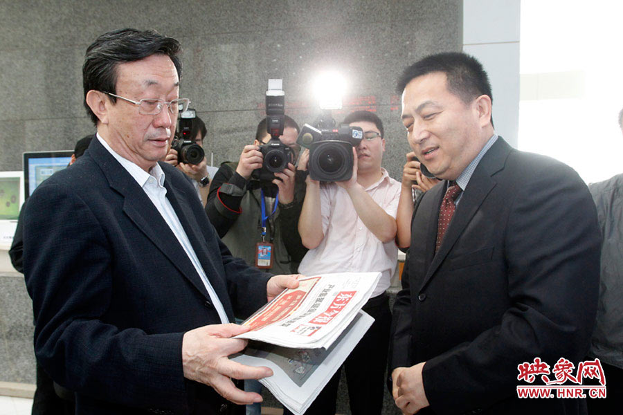 東方今報報社社長趙國平向河南省委書記、省人大常委會主任郭庚茂匯報東方今報的內容、發(fā)行等情況 東方今報