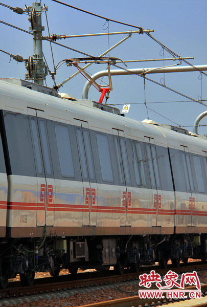 調(diào)試中的地鐵，電線已經(jīng)抬起充電