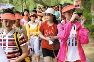 未名湖畔，游人紛紛拍照留念。