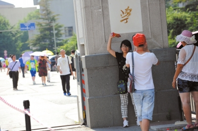 不愿排隊(duì)等待的游客只在門前留影。