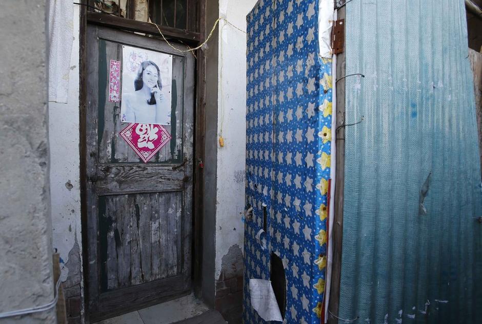 36歲的河南信陽打工者陳小龍在這里租了一間屋子住，2012年底開始，他偷偷在出租屋里挖地窖。