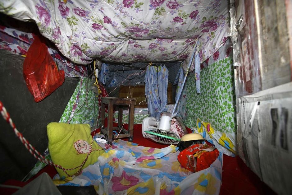 今年地窖挖成。6月12日22時左右，陳小龍在嘉興市經(jīng)濟技術(shù)開發(fā)區(qū)(國際商務(wù)區(qū))玉都豪匯KTV門口，以拉客為由，將18歲安徽女孩郭某，用三輪電動車載到僻靜處，以水果刀、電棍威脅，將她雙手雙腳綁住，嘴巴封住。強行帶到出租屋地窖內(nèi)，用鎖鏈鎖住。期間，陳小龍多次強奸女孩。