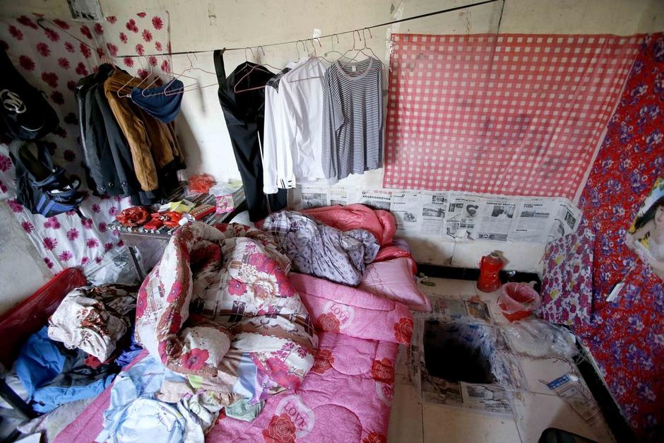 女孩利用隨身攜帶的指甲刀，一點點將身上鎖鏈磨斷，6月23日，她掙脫鎖鏈，跑到氣窗大喊救命，周圍居民聞聲報警，女孩11天的地獄經(jīng)歷才告結(jié)束。