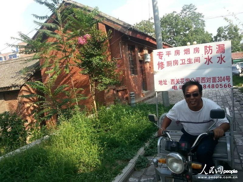 圖為縣委大院依然沒有配備專職保安，群眾可以隨意進(jìn)入。圖片來源：人民網(wǎng)